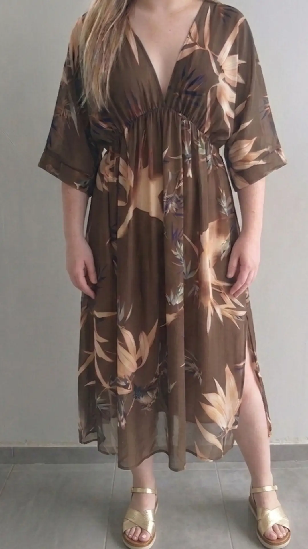 Image de Robe de plage longue fluide kaki à motifs végétaux – Taille Unique, 1/3