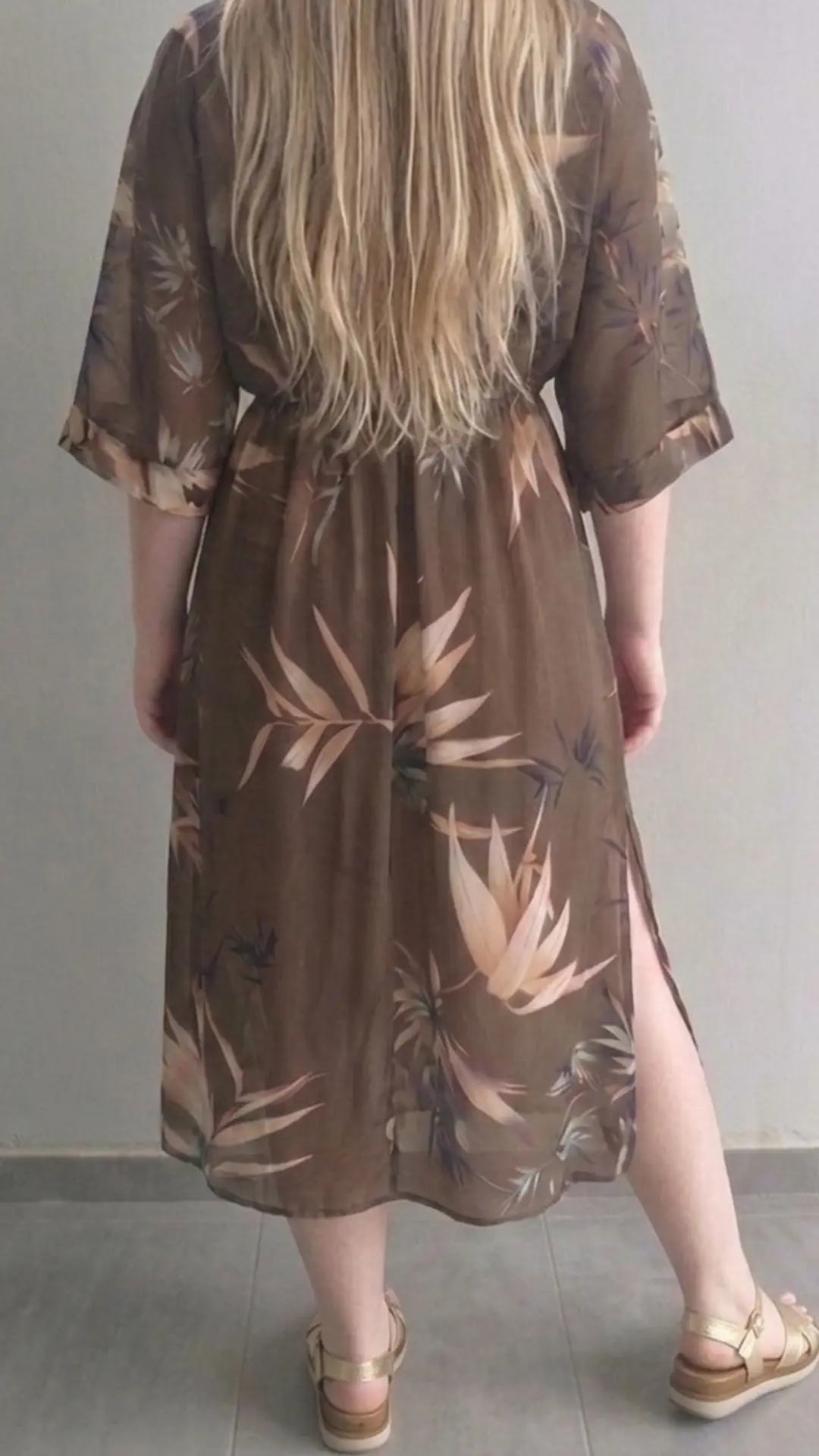 Image de Robe de plage longue fluide kaki à motifs végétaux – Taille Unique, 2/3